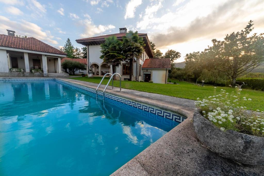 Bazén v ubytování Rural Resort Cantabria nebo v jeho okolí