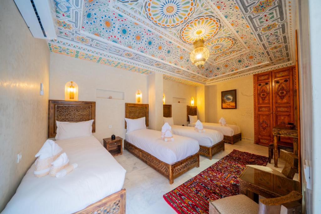 Postel nebo postele na pokoji v ubytování Riad Nadalinn