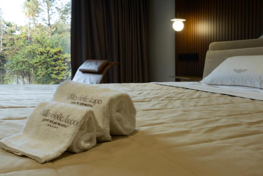 Postel nebo postele na pokoji v ubytování Villa Della Lupa Luxury Rooms
