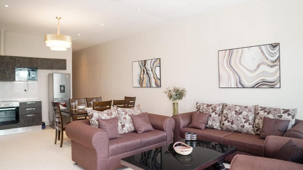 BijiloにあるRelax Water Front Serviced Apartment (Three Bedroom)のソファ2つとテーブルのあるリビングルーム