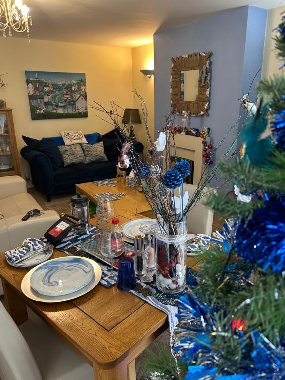 een woonkamer met een tafel met een kerstboom bij BAKERY CENTRAL in Cromer