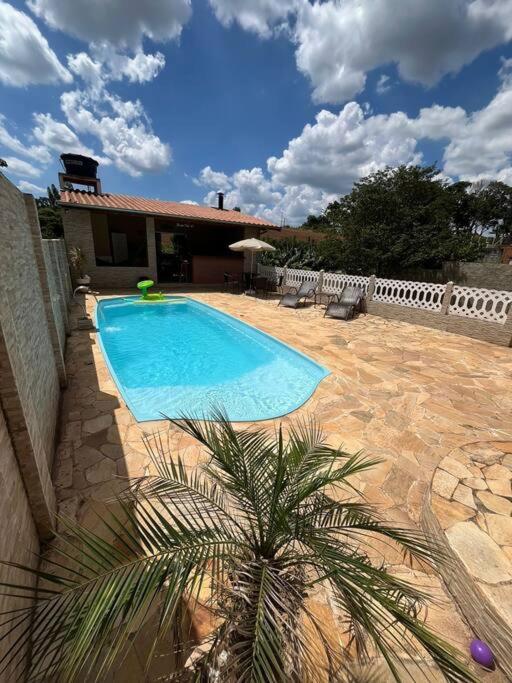una piscina frente a una casa en Chácara Almeida, en Socorro