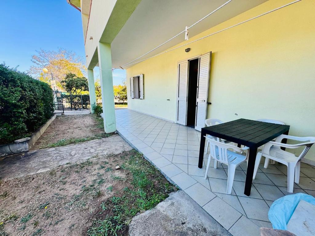 een zwarte tafel en stoelen op een patio bij Asfodeli 19 in Centro in San Teodoro