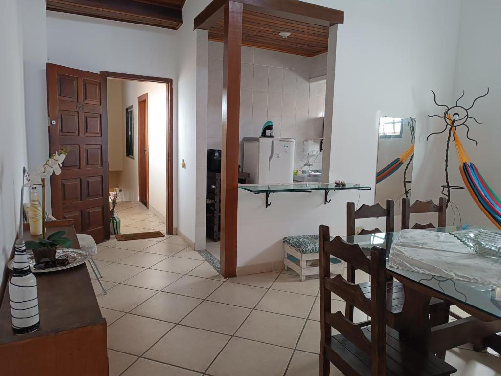 Habitación con cocina y comedor con mesa. en Teixeira e Souza, en Cabo Frío