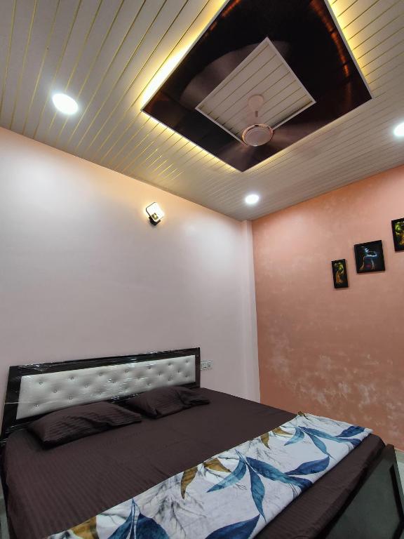 Postel nebo postele na pokoji v ubytování Shri Mahaveer Residency