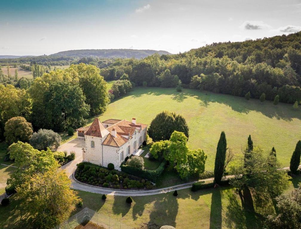 une vue aérienne d'une maison dans un champ dans l'établissement Manoir BLANCHE HAUT Chambres et tables d hôtes, à Villeneuve-sur-Lot