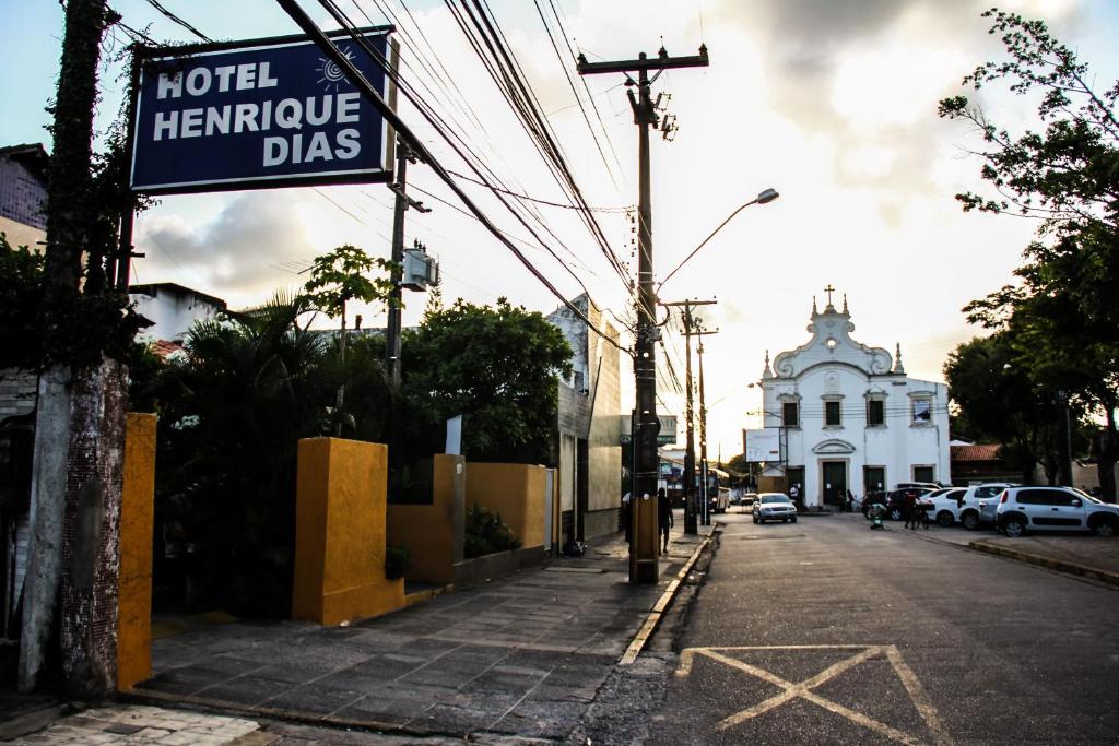 Hotel & Motel Henrique Dias (Adults Only) في ريسيفي: لافته على شارع للفندق معامل هنديه على شارع