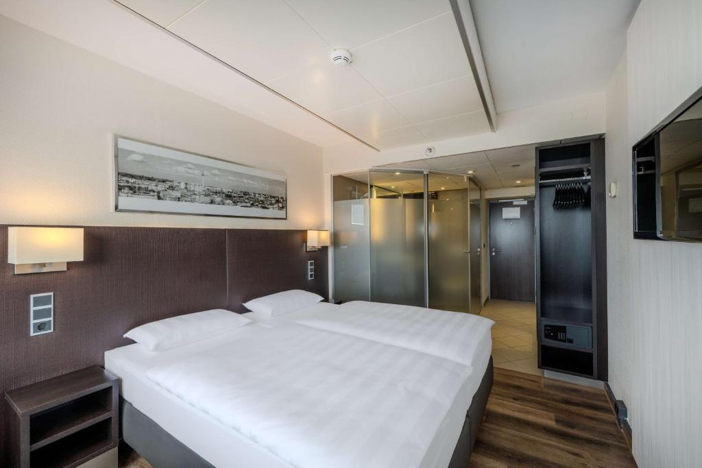 Letto o letti in una camera di Park Inn by Radisson Berlin Alexanderplatz