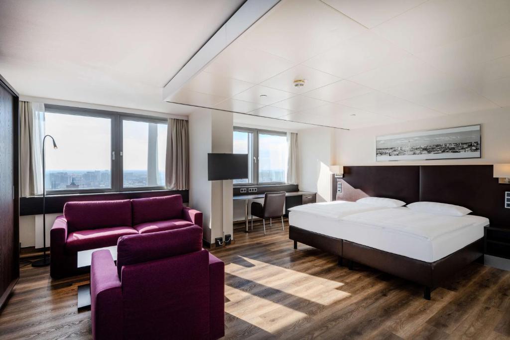 Letto o letti in una camera di Park Inn by Radisson Berlin Alexanderplatz