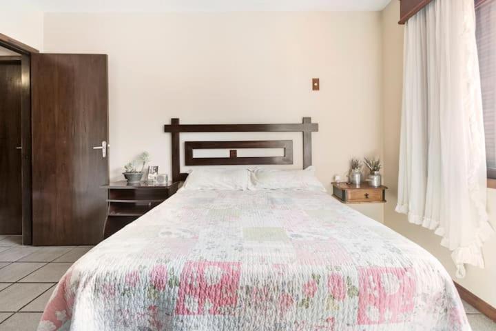 Un dormitorio con una cama grande y una cómoda. en Suíte da Casa da Mi, en Porto Belo