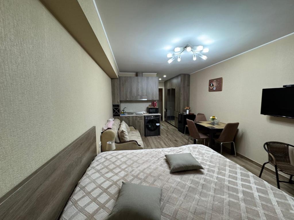 Postel nebo postele na pokoji v ubytování Giorgi Apartment In New Gudauri - Block 3 - N315