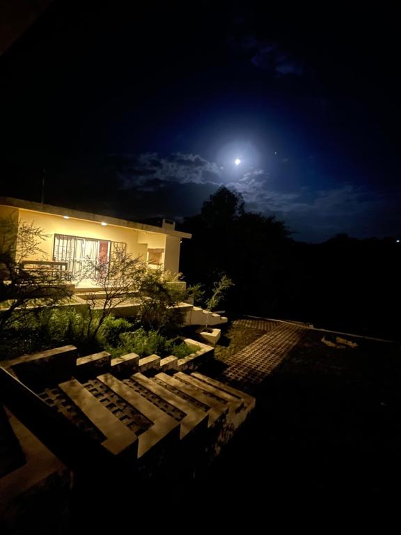 a house at night with the moon in the sky at Cabañas Cuesta in Cordoba