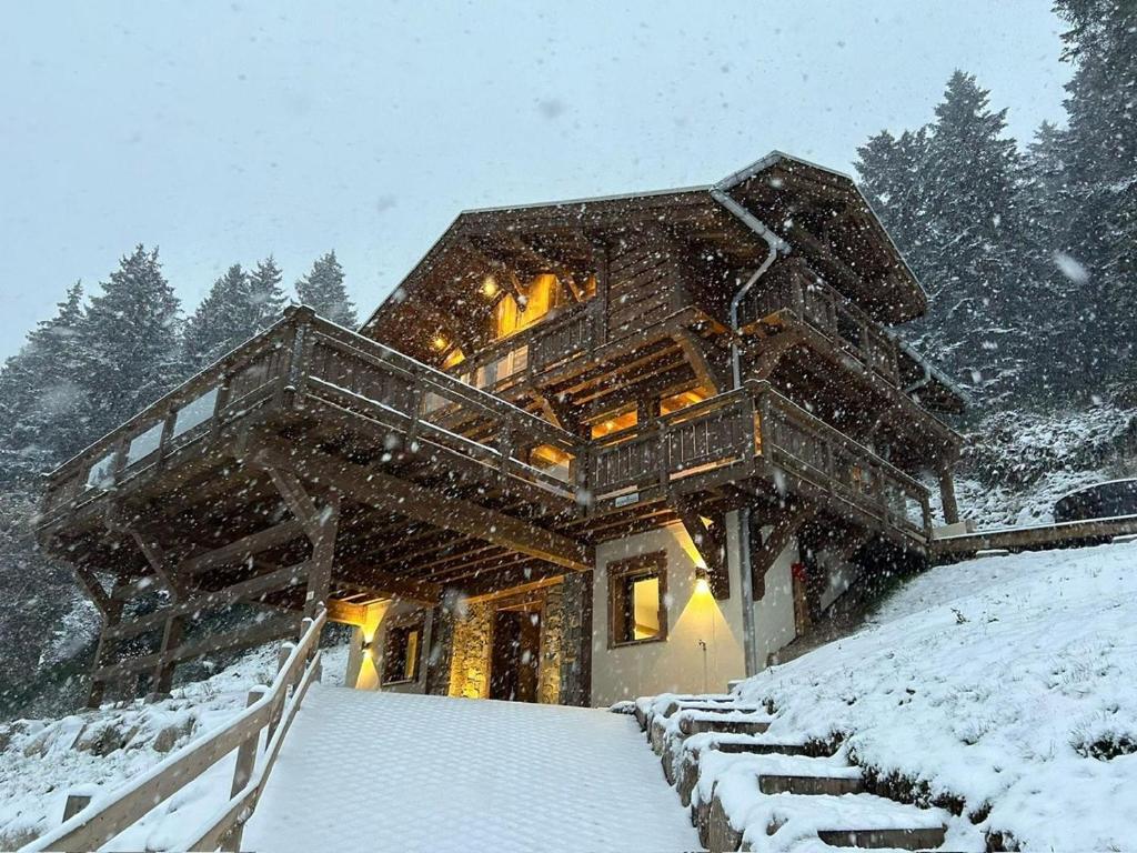 Chalet Aconit, terrasse panoramique avec jacuzzi et sauna v zime