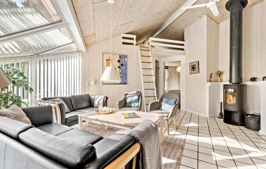 Posezení v ubytování Gorgeous Home In Glesborg With Kitchen