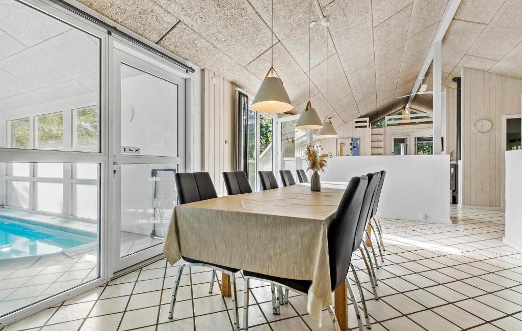 Bazén v ubytování Gorgeous Home In Glesborg With Kitchen nebo v jeho okolí