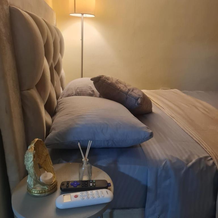 Postel nebo postele na pokoji v ubytování Hotel Cra17a21a avenida 22 cerca a escenario deportivos iglesias y clinicas