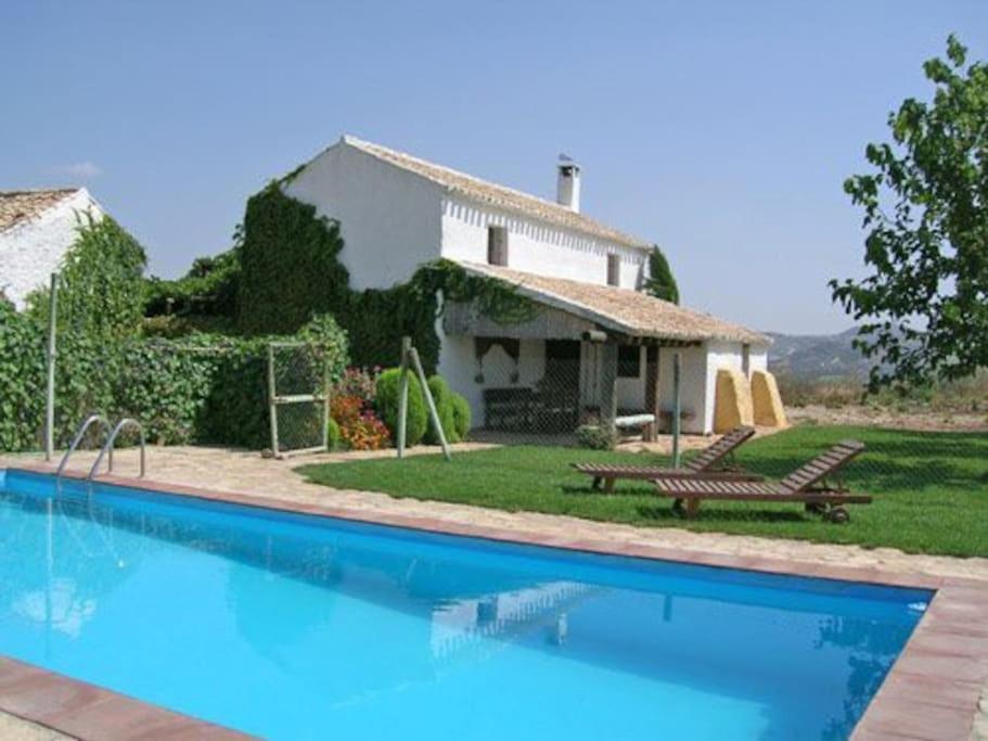Fuentes de CesnaCortijo el Morrón - Casa Rural的一栋房子前面有游泳池