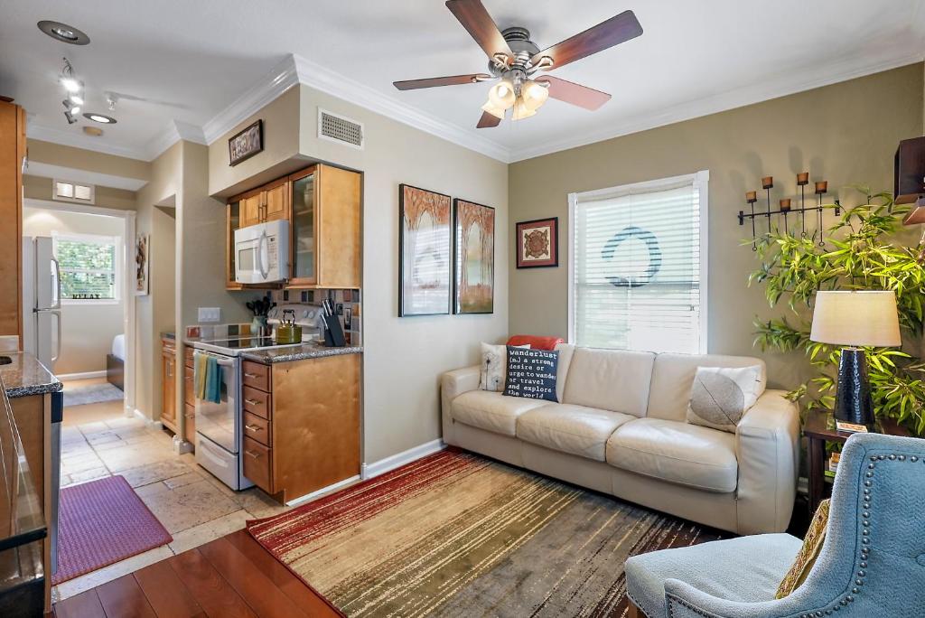Walk to Everything Downtown EAT - SHOP - PLAY - Apartamento De Estudio