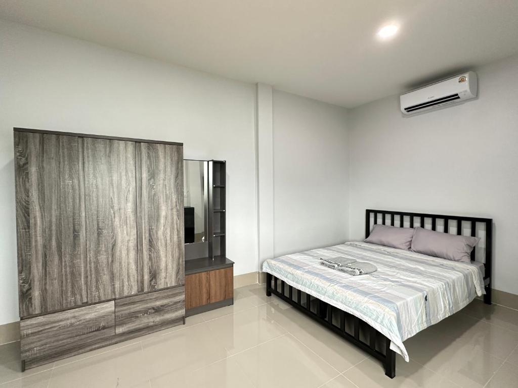 Postel nebo postele na pokoji v ubytování LikeHome สมุทรสาคร ปากทางแพ้ว