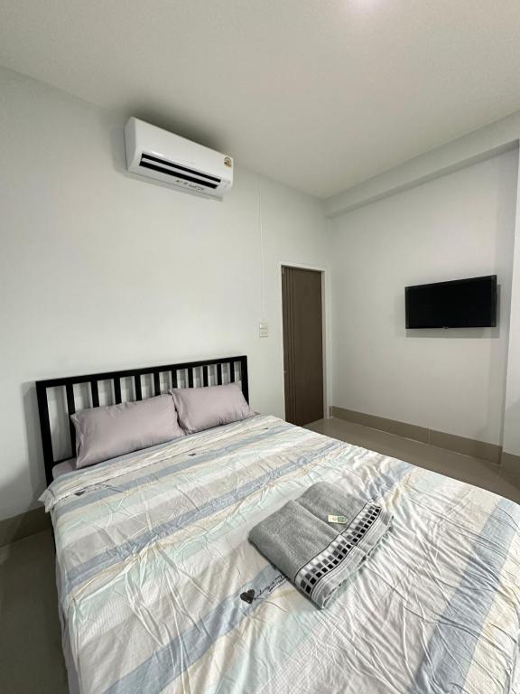 Postel nebo postele na pokoji v ubytování LikeHome สมุทรสาคร ปากทางแพ้ว