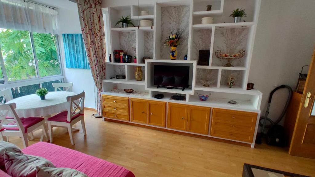 Televízia a/alebo spoločenská miestnosť v ubytovaní Piso 3 dormitorios centro de Torremolinos 11349