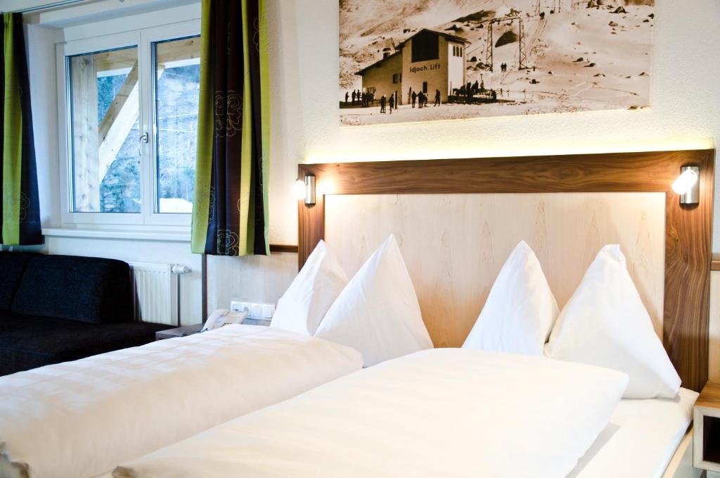 Postel nebo postele na pokoji v ubytování Hotel Tannenhof