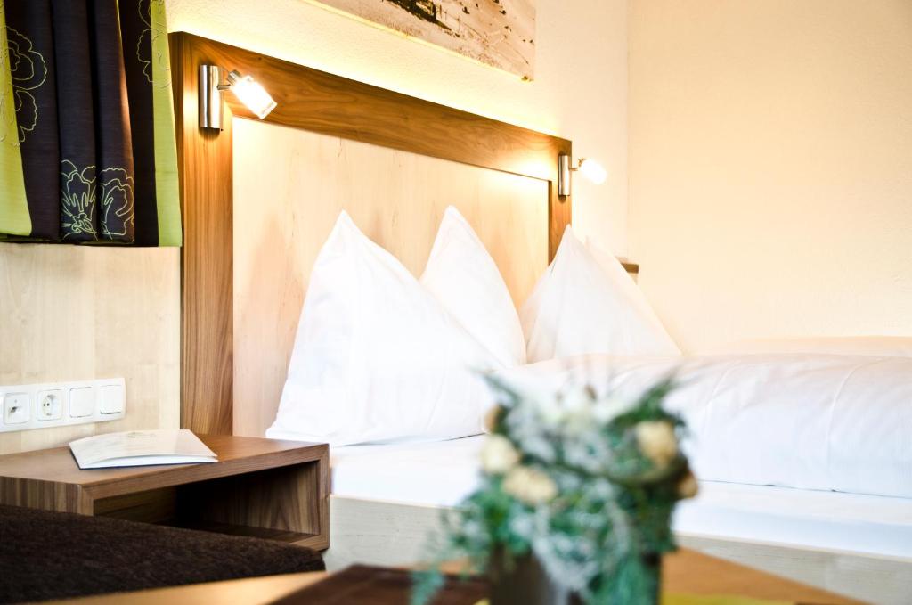 Postel nebo postele na pokoji v ubytování Hotel Tannenhof