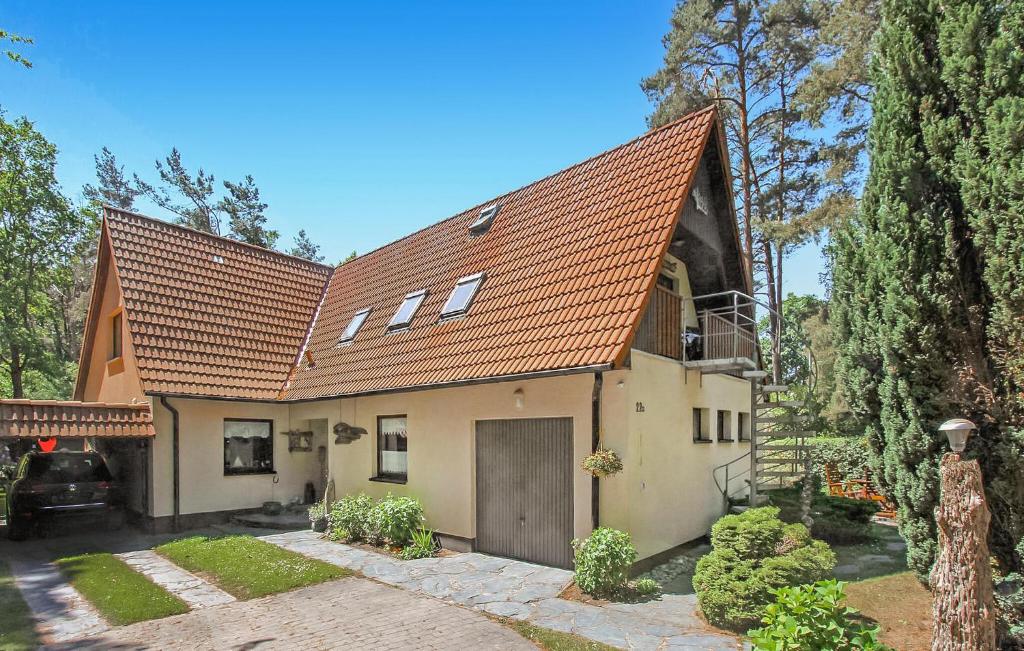una casa con techo naranja y garaje en Ferienwohnung Dierhagen, en Neuhaus