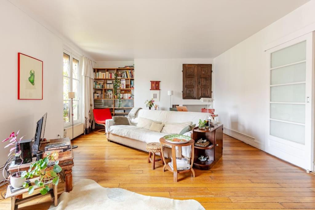 un salon avec un canapé et une table dans l'établissement A paradise of calm and charm, à Paris