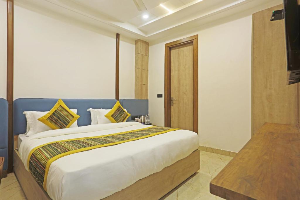 Postel nebo postele na pokoji v ubytování Hotel Mehul International -New Delhi City Center