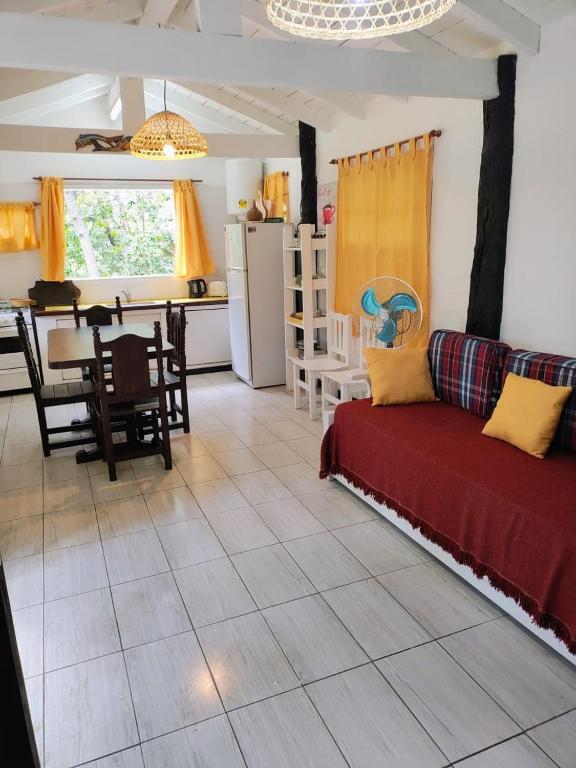 ein Wohnzimmer mit Couch und Küche in der Unterkunft Los Delfines 2 in Mar de las Pampas