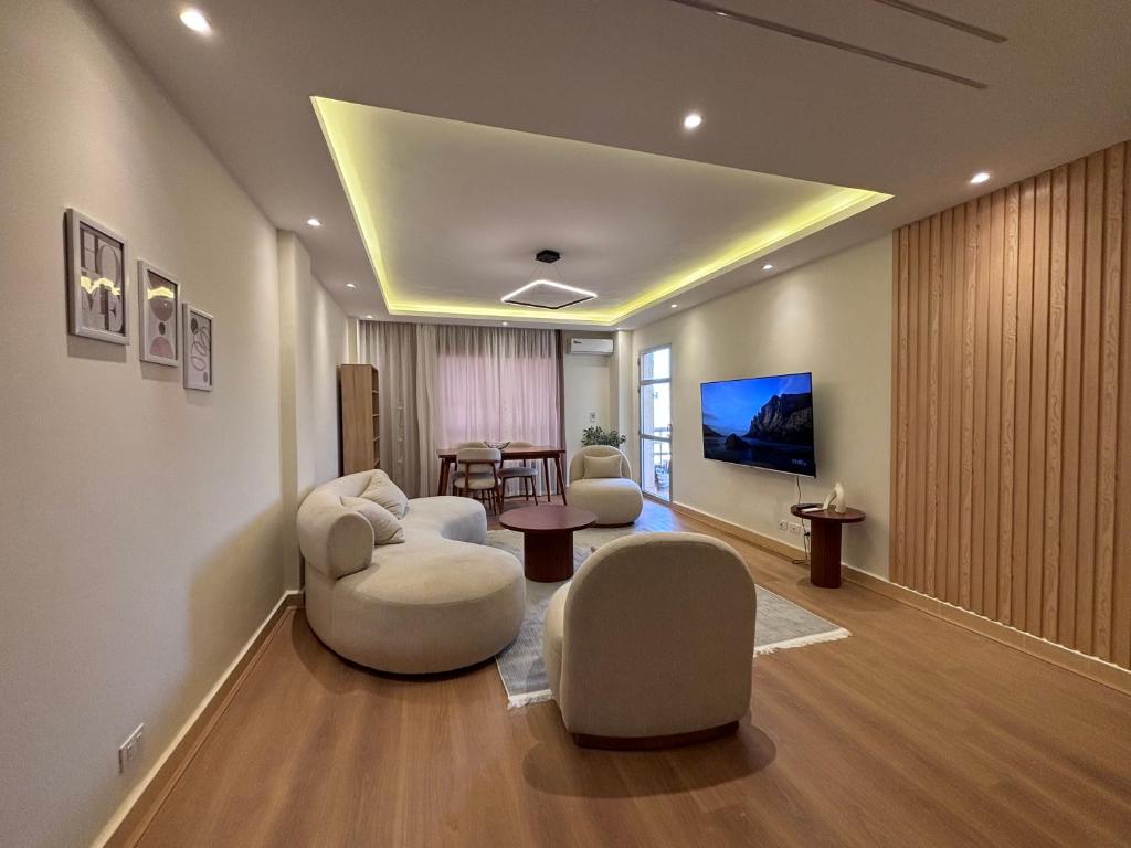 TV a/nebo společenská místnost v ubytování Dream Apartment in Cairo I Spacious & Sophisticate