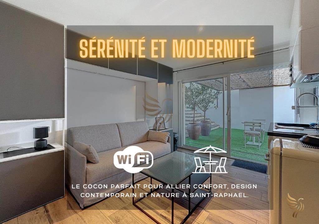 - un salon avec un canapé dans l'établissement Studio HorizSky - 2 pers Terrasse- wifi - CapitalChic Service Saint-Raphael, à Saint-Raphaël