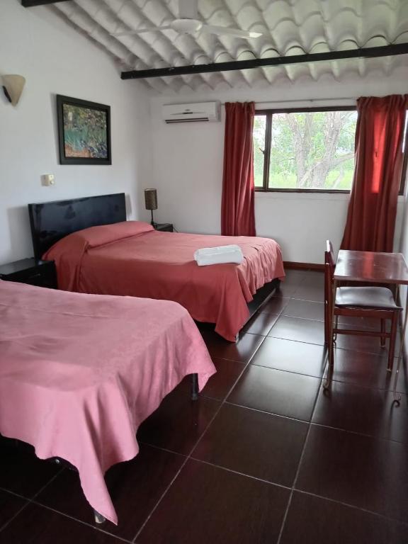 Postel nebo postele na pokoji v ubytování Tacuara Hotel