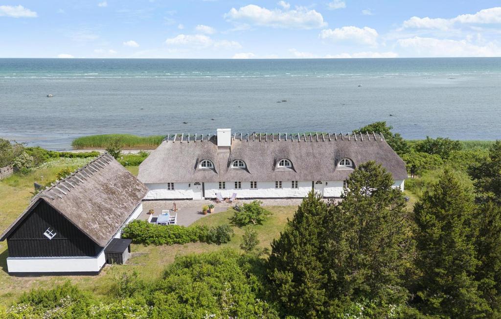 an aerial view of a house with a thatched roof at Gorgeous Home In Glesborg With Wifi in Glesborg