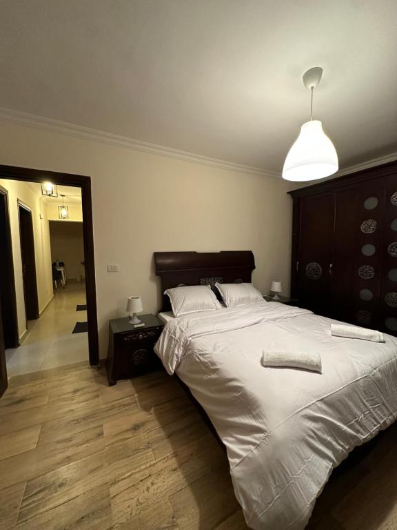 Postel nebo postele na pokoji v ubytování JRE-EG modern aprt Sheikh Zayed