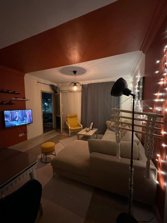 TV a/nebo společenská místnost v ubytování JRE-EG modern aprt Sheikh Zayed