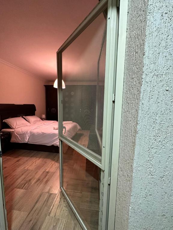 Postel nebo postele na pokoji v ubytování JRE-EG modern aprt Sheikh Zayed