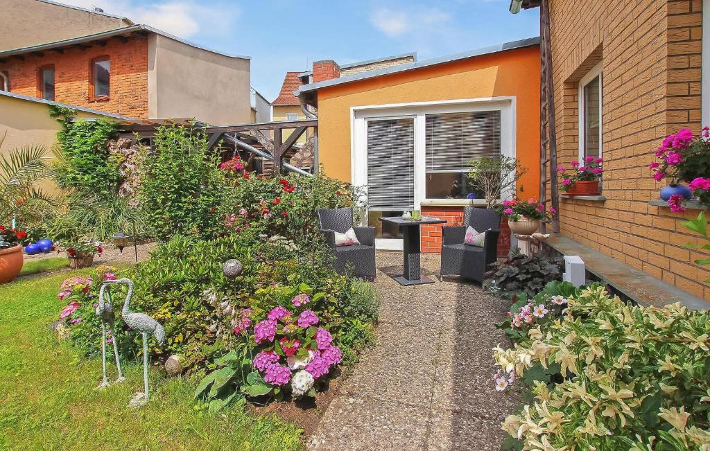 un giardino con fiori e piante in una casa di Ferienwohnung Malchow a Malchow