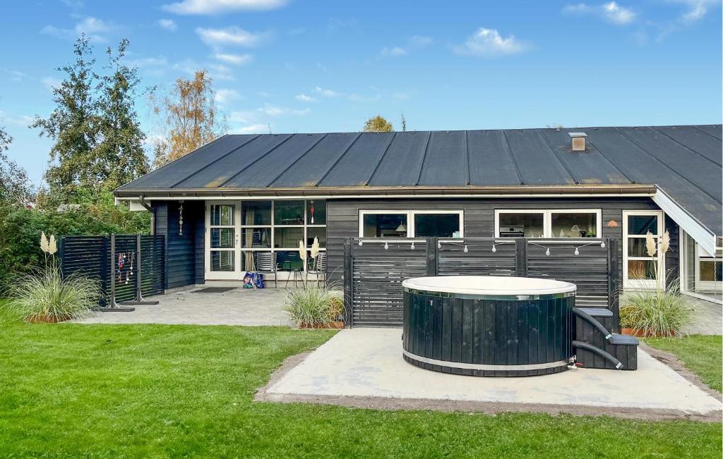 Un jardín fuera de Gorgeous Home In Væggerløse With Sauna