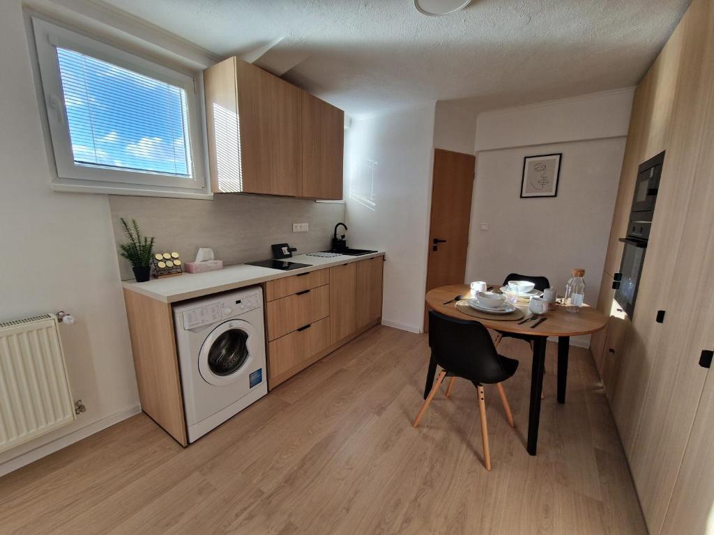 Køkken eller tekøkken på One-Bedroom Charm with Castle View