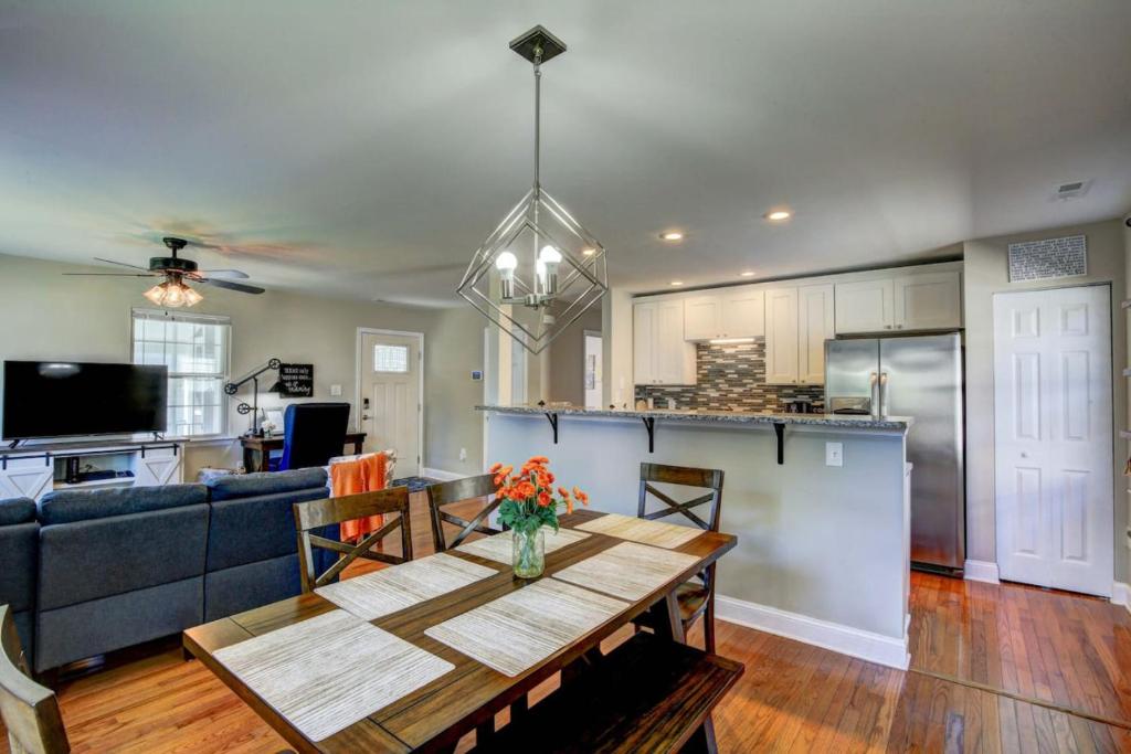 una cucina e un soggiorno con un tavolo e un divano di Cozy Cottage 3 beds 2 baths W outdoor grill! a North Beach