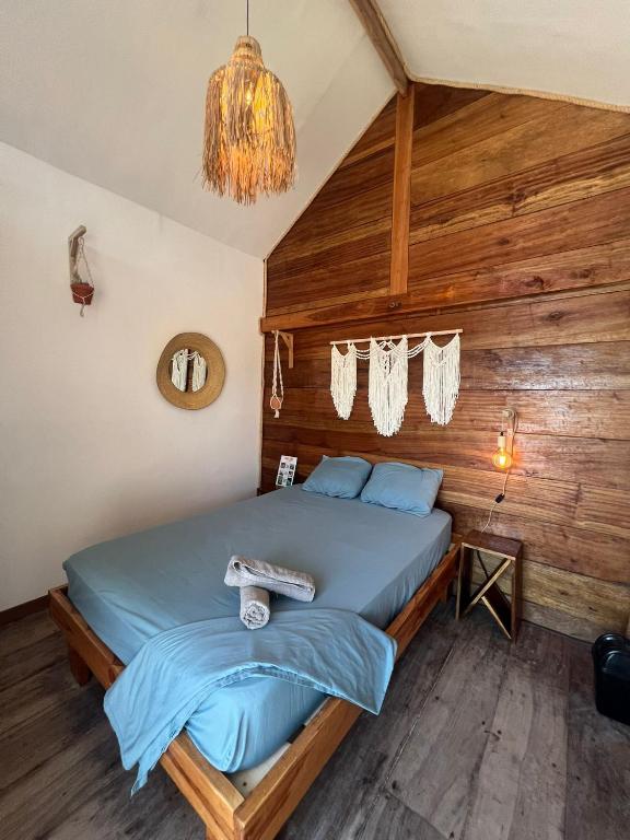 Voodi või voodid majutusasutuse Santa Lova Eco-hostel Isla Tintipan toas