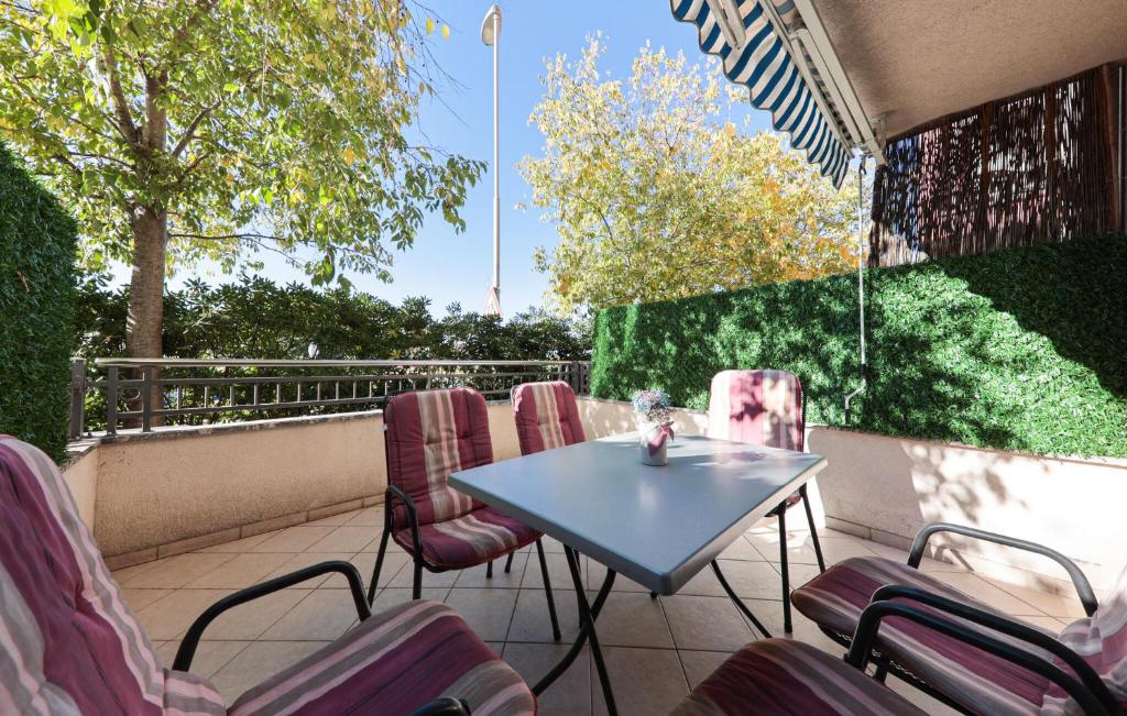 Lovely Apartment In Makarska With Wifi