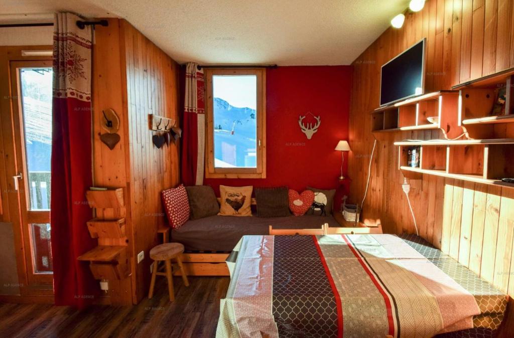 une chambre avec un lit et un canapé dans l'établissement Résidence Les Gentianes - Studio 3/4 pers -LES GENTIANES - PLAGNE VILLAGES MAE-4894, à Aime La Plagne