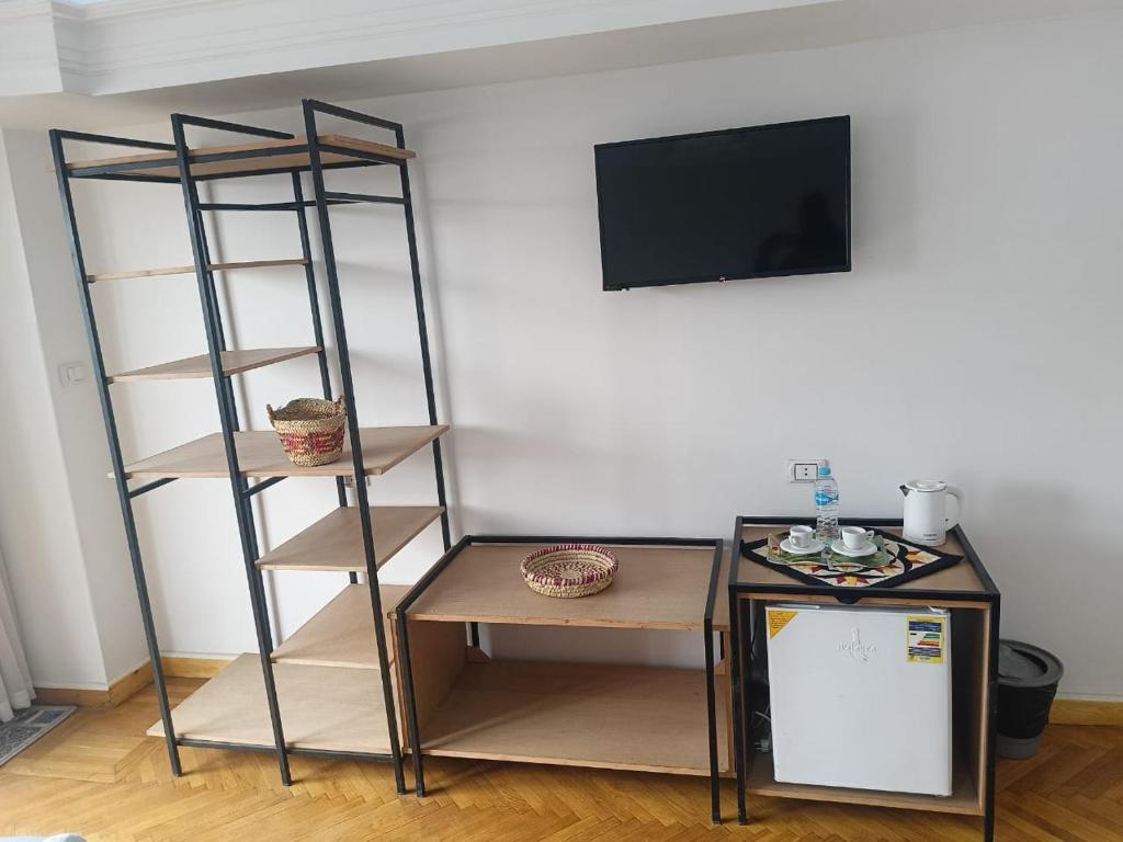 TV a/nebo společenská místnost v ubytování Pyramids Nights Hostel