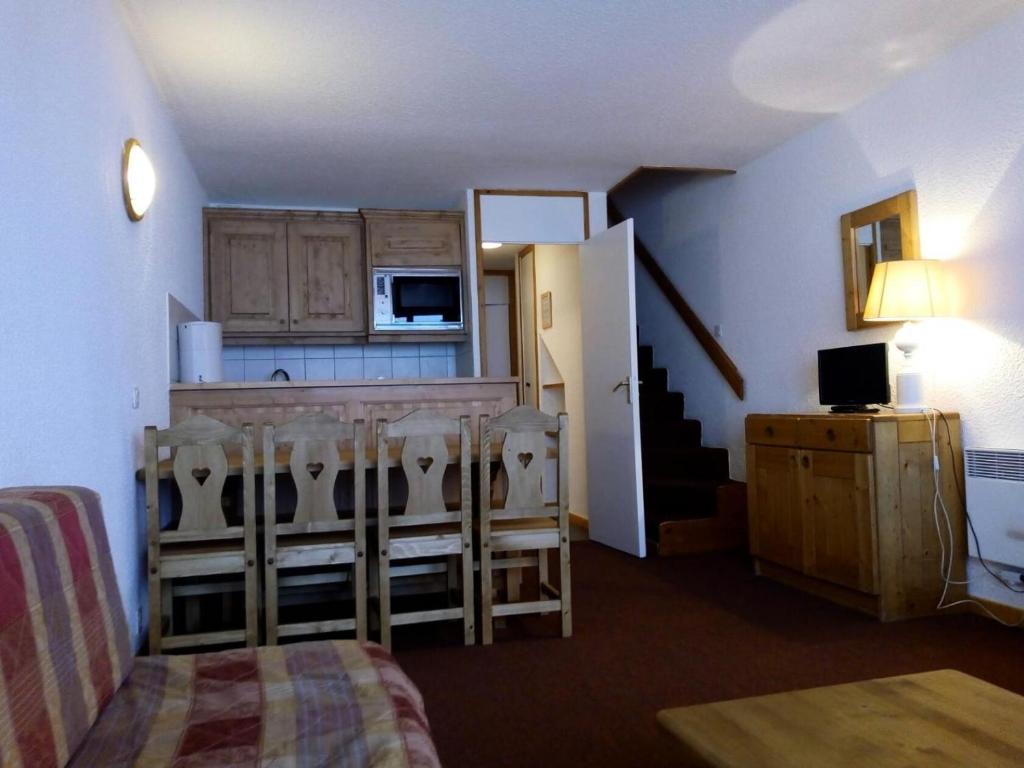 un salon avec une cuisine et une chambre avec un lit dans l'établissement Résidence Arpasson - ARPASSON 73 MAE-1151, à Les Allues