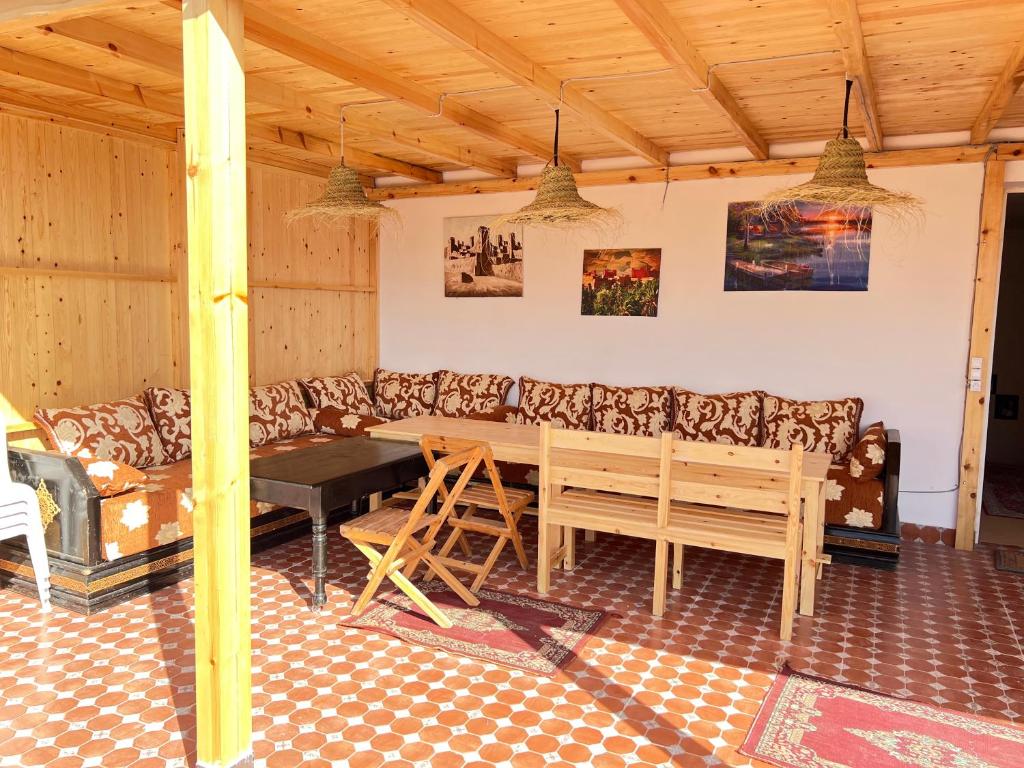 Posezení v ubytování Sun Set Surf House Imsouane