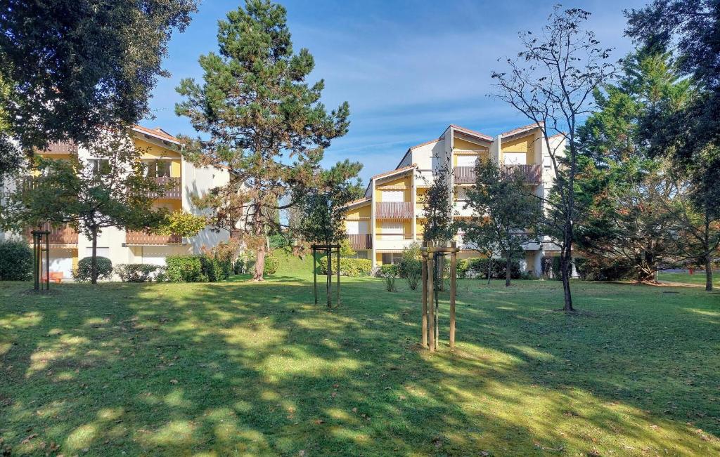 un immeuble avec des arbres dans la cour dans l'établissement Gorgeous Apartment In Saint-Georges-De-Didon, à Saint-Georges-de-Didonne
