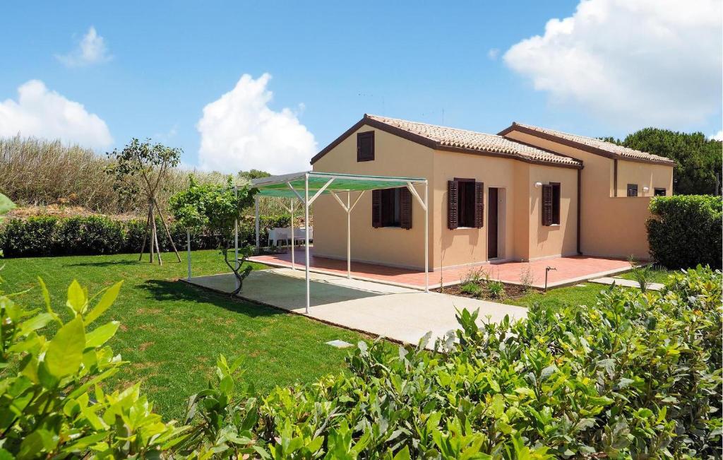 ein Haus mit einem Tennisplatz im Hof in der Unterkunft 1 Bedroom Gorgeous Home In Marina Di Modica in Marina di Modica